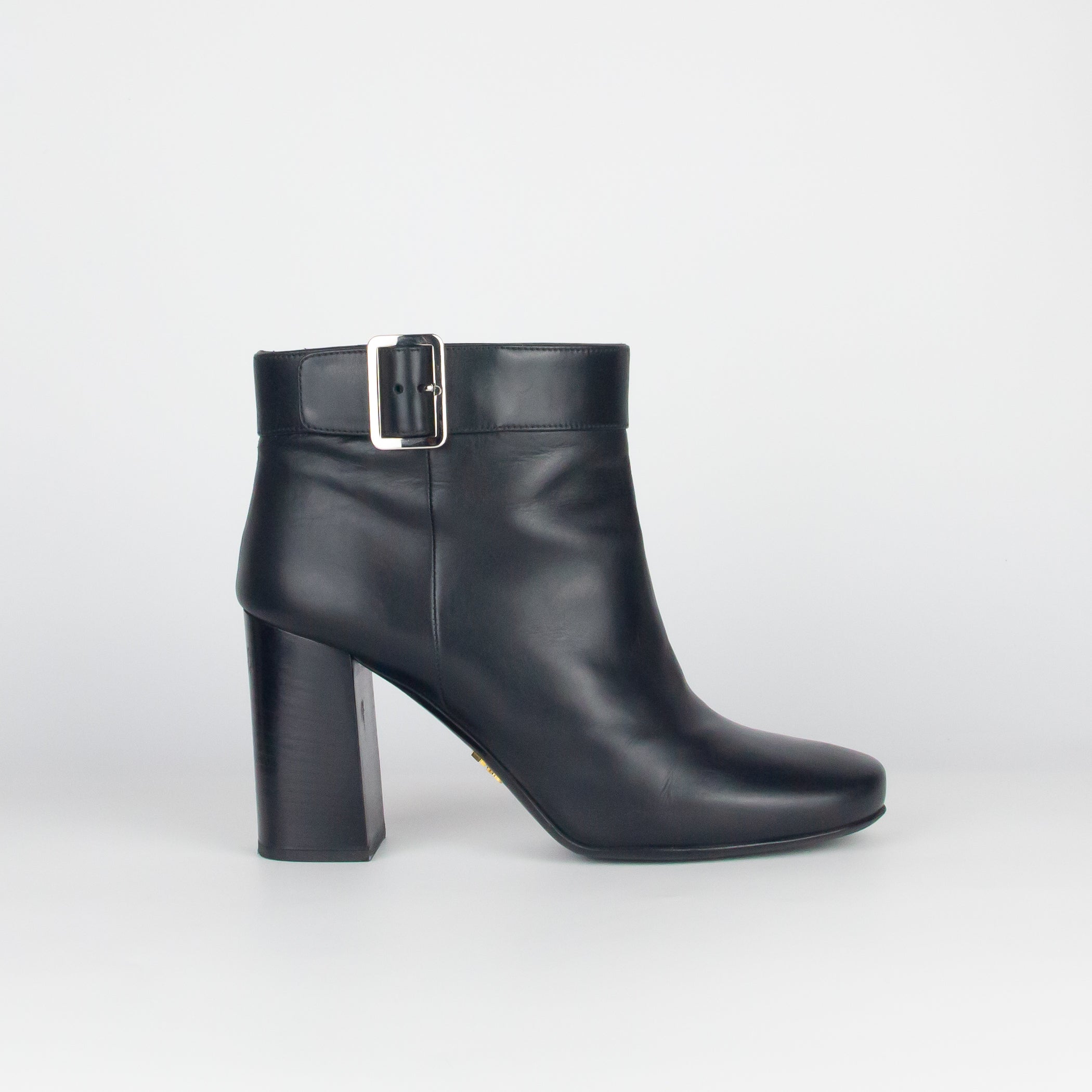 prada-bottines-cuir-noir-boucle-boots